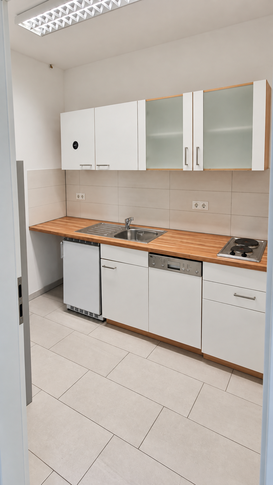 Bestehende Teeküche mit Spüle, Kochfeld und Geschirrspüler